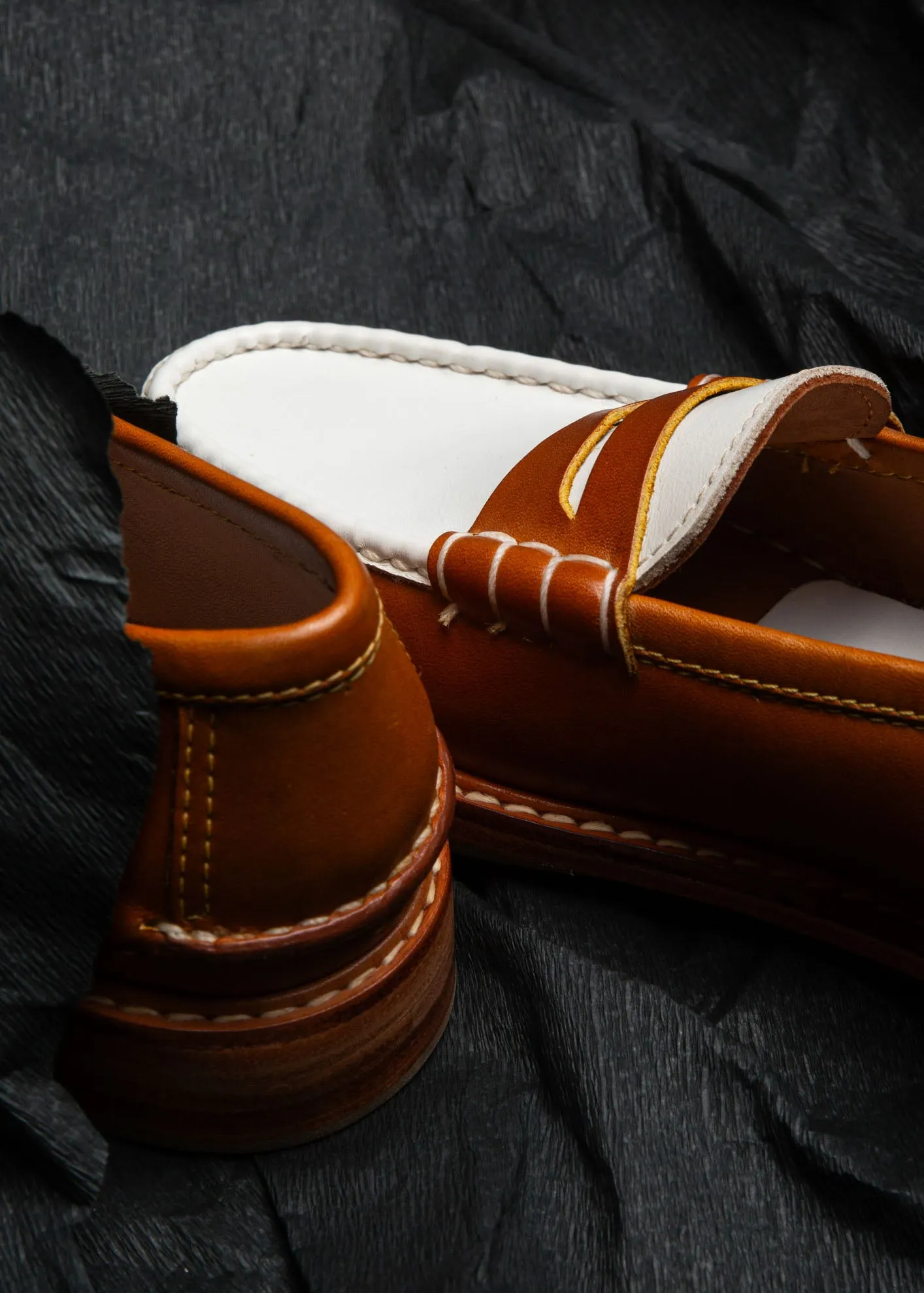 Moccasin 5379 Tan & White