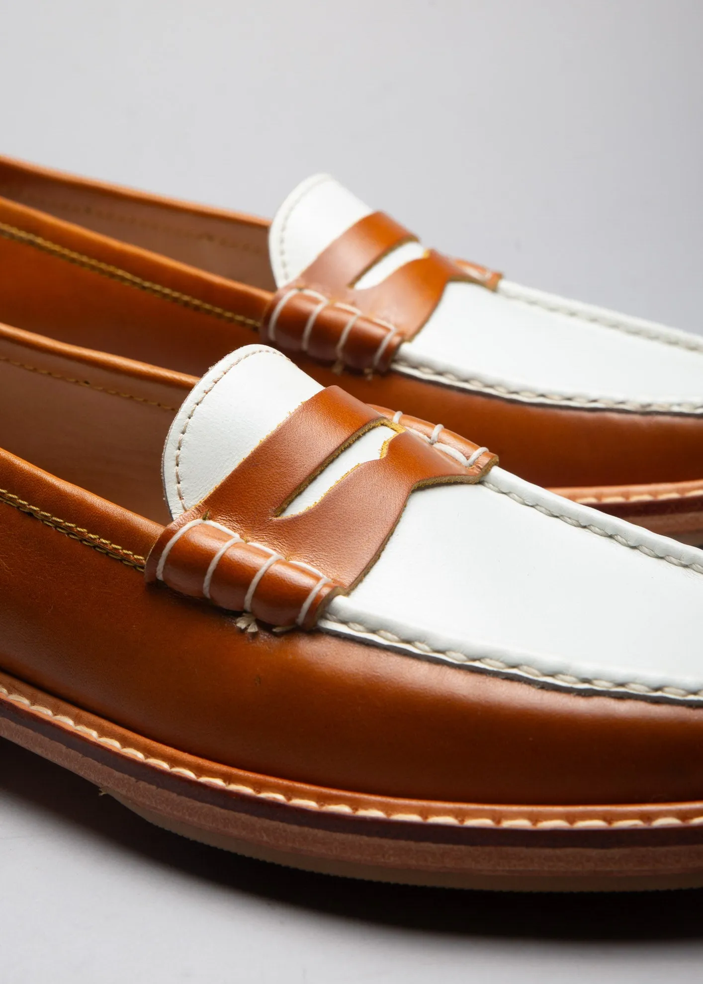 Moccasin 5379 Tan & White
