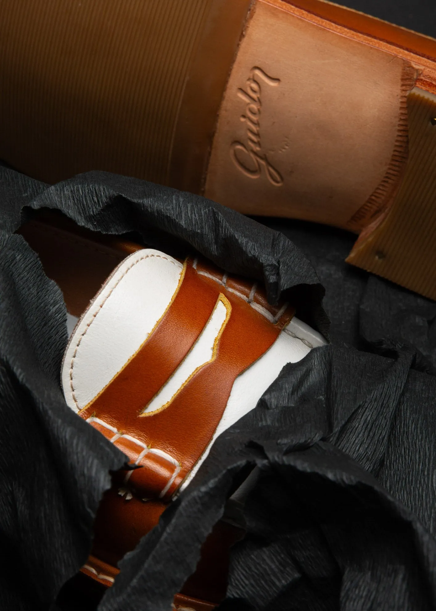 Moccasin 5379 Tan & White