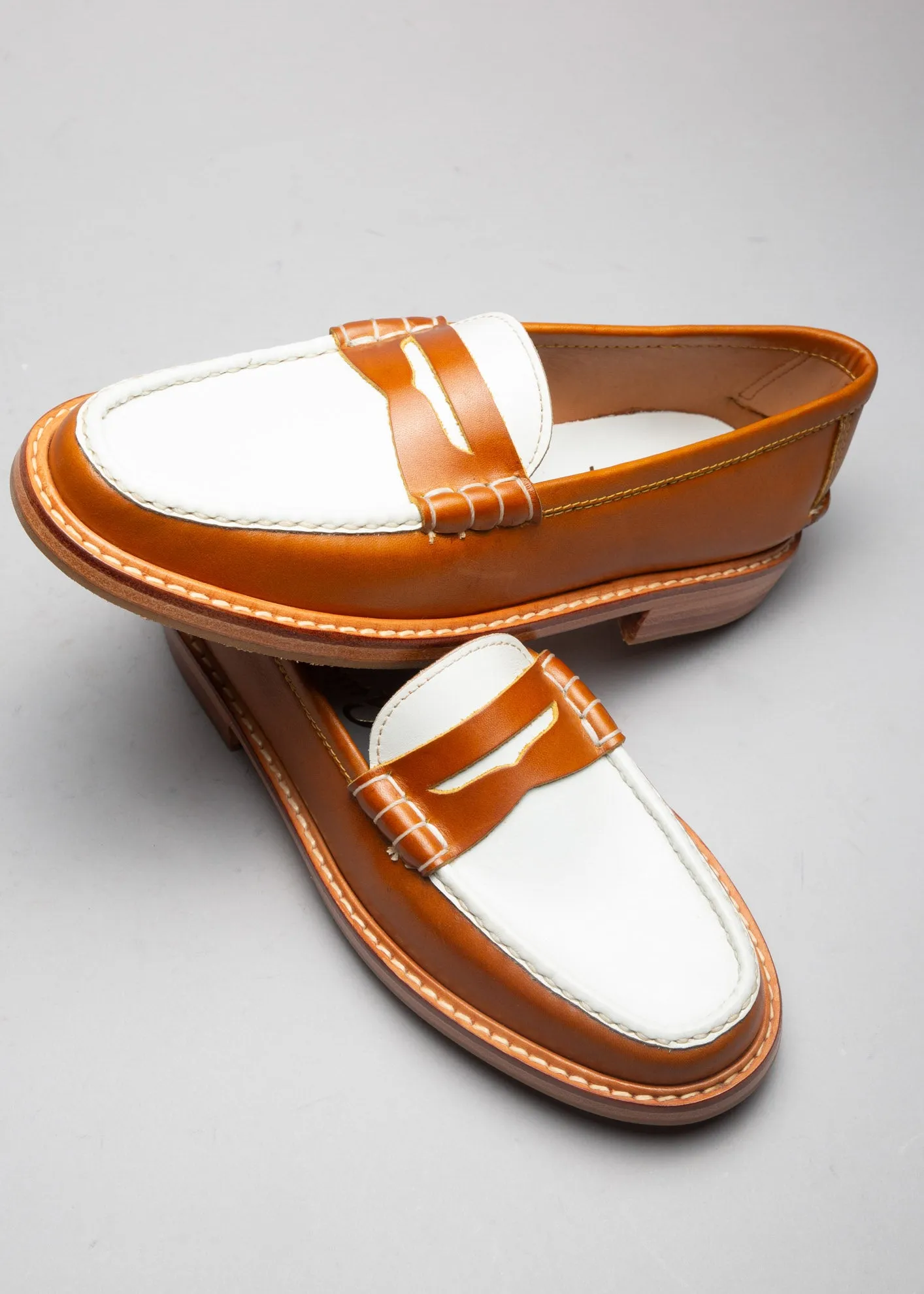 Moccasin 5379 Tan & White
