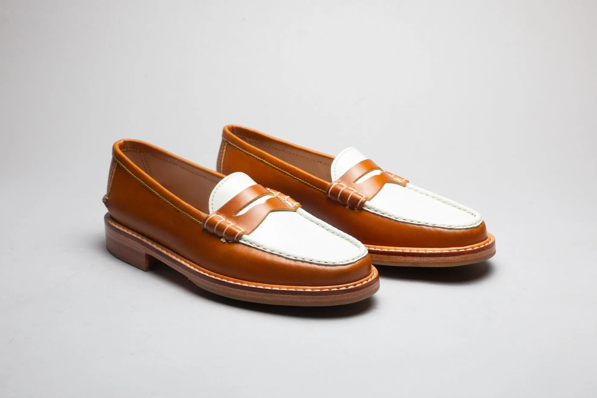 Moccasin 5379 Tan & White