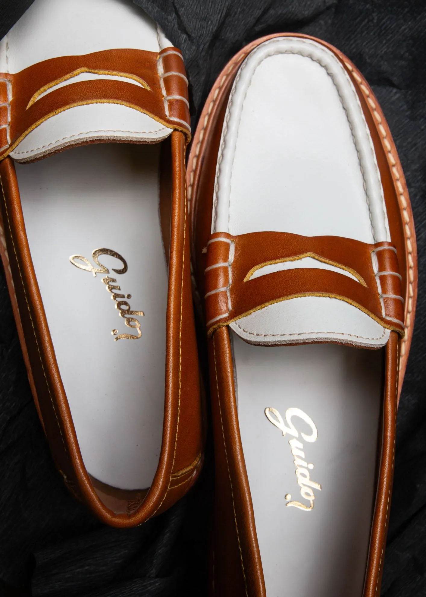 Moccasin 5379 Tan & White