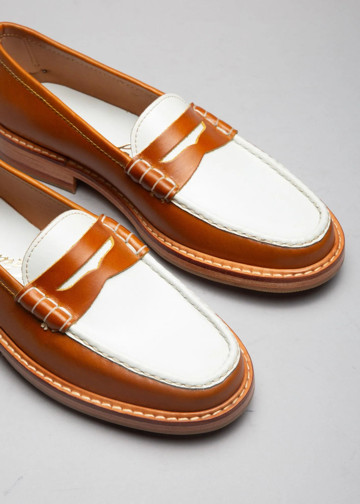 Moccasin 5379 Tan & White